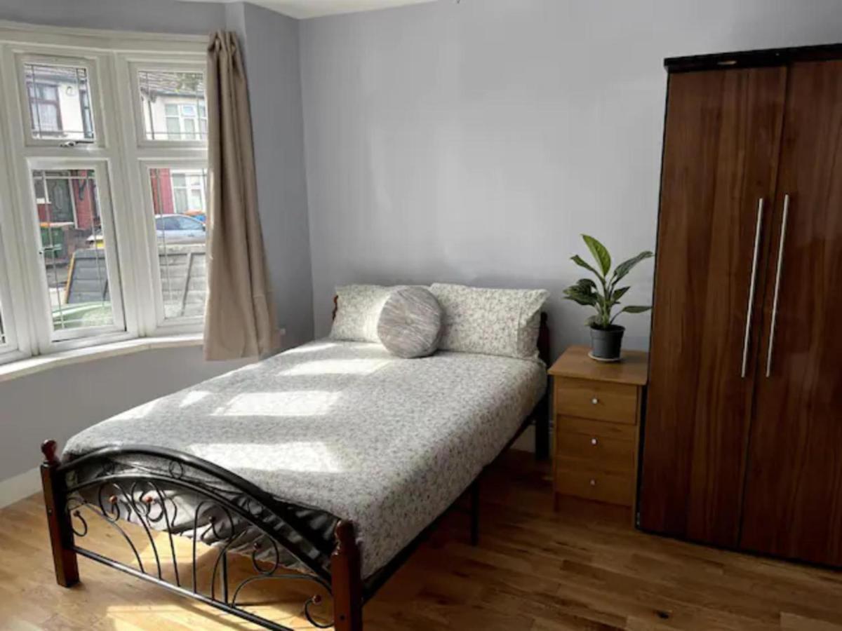 Modern 5 Bedroom Family House - 18 Mins To Station Londra Dış mekan fotoğraf