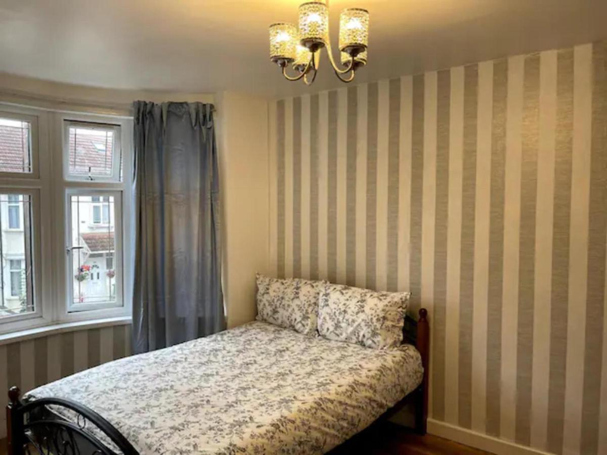 Modern 5 Bedroom Family House - 18 Mins To Station Londra Dış mekan fotoğraf